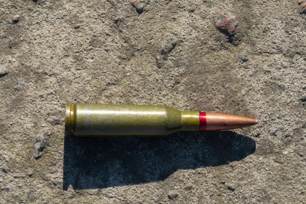 Rifle Cartridge Lies Concrete Surface Close Horizontal Orientation — Stock Photo, Image