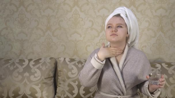 Egy Problémás Bőrű Lány Megfázás Tünetei Kanapén Ülnek Torkához Szorítja — Stock videók