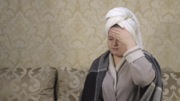 Egy Problémás Bőrű Lány Hideg Tünetei Kanapén Ülnek Fejét Kezével — Stock videók
