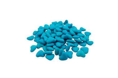 Beyaz arka planda bir grup mavi kalp şekilli şeker (yakın plan) izole edilmiş. Yukarıdan görüntüle