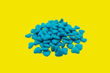 Sarı arka planda bir grup mavi kalp şekilli şeker (yakın plan) izole edilmiş. Ukrayna 'nın devlet sembolleri. Yukarıdan görüntüle