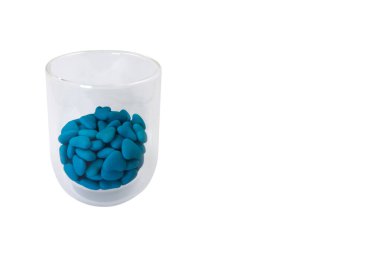 Beyaz arkaplanda kalp şeklinde mavi şekerli cam (yakın plan) izole