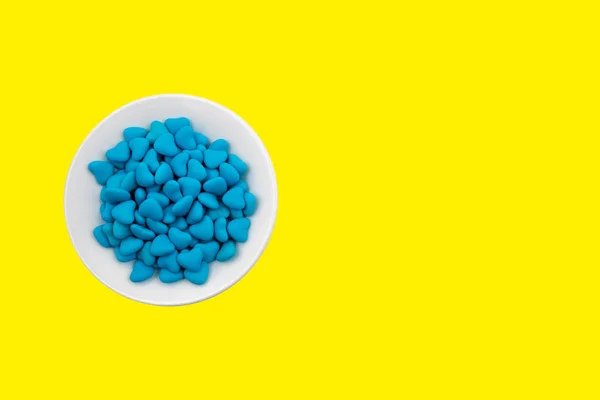 Біла Пластина Блакитними Цукерками Формі Серця Ізольованими Жовтому Тлі Національні — стокове фото