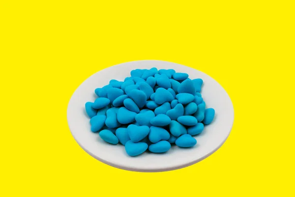 Assiette Blanche Avec Des Bonbons Forme Coeur Bleu Isolés Sur — Photo