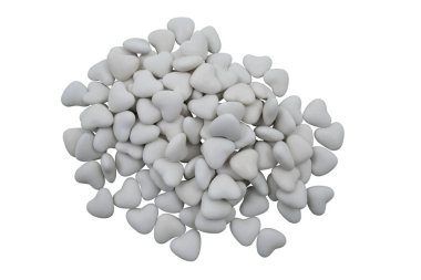 Beyaz arka planda izole edilmiş kalp şeklinde bir grup beyaz şeker (yakın plan). Yukarıdan görüntüle