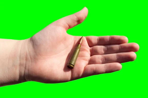 Yeşil Zemin Üzerinde Elinde Tüfek Fişeği Kroma Anahtarı Yakın Plan — Stok fotoğraf
