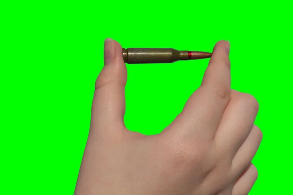 Gewehrpatrone Der Hand Auf Grünem Hintergrund Chroma Schlüssel Nahaufnahme Konzept — Stockfoto