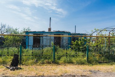 Kırsal kesimde. Ev bombardımanla yıkıldı. Ukrayna 'da savaş. Rus işgali Ukrayna 'da. Sivil halkın terörü. Savaş Suçları