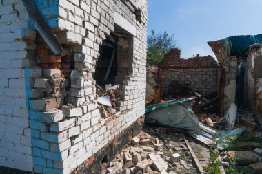 Kırsal kesimde. Bombardıman ile yıkılan bir ev. Ukrayna 'da savaş. Rus işgali Ukrayna 'da. Sivil halkın terörü. Savaş Suçları