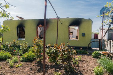 Kırsal kesimde. Ev bombardımanla yıkıldı. Ukrayna 'da savaş. Rus işgali Ukrayna 'da. Sivil halkın terörü. Savaş Suçları