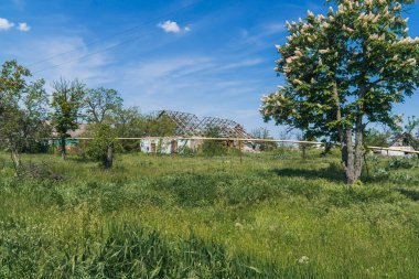 Kırsal kesimde. Ev bombardımanla yıkıldı. Ukrayna 'da savaş. Rus işgali Ukrayna 'da. Sivil halkın terörü. Savaş Suçları