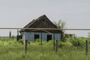 Kırsal kesimde. Ev bombardımanla yıkıldı. Ukrayna 'da savaş. Rus işgali Ukrayna 'da. Sivil halkın terörü. Savaş Suçları