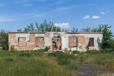 Kırsal kesimde. Ev bombardımanla yıkıldı. Ukrayna 'da savaş. Rus işgali Ukrayna 'da. Sivil halkın terörü. Savaş Suçları