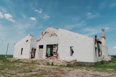 Kırsal kesimde. Ev bombardımanla yıkıldı. Ukrayna 'da savaş. Rus işgali Ukrayna 'da. Sivil halkın terörü. Savaş Suçları