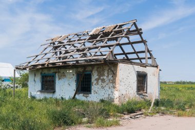 Kırsal kesimde. Ev bombardımanla yıkıldı. Ukrayna 'da savaş. Rus işgali Ukrayna 'da. Sivil halkın terörü. Savaş Suçları