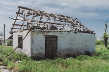 Kırsal kesimde. Ev bombardımanla yıkıldı. Ukrayna 'da savaş. Rus işgali Ukrayna 'da. Sivil halkın terörü. Savaş Suçları