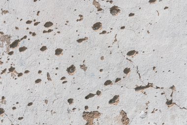 Evin duvarı bombardıman nedeniyle hasar gördü (yakın çekim). Savaştan kalma yıkım temasının arka plan görüntüsü.