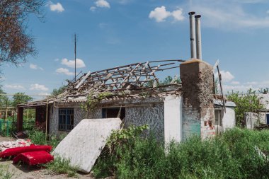 Kırsal kesimde. Ev bombardımanla yıkıldı. Ukrayna 'da savaş. Rus işgali Ukrayna 'da. Sivil halkın terörü. Savaş Suçları