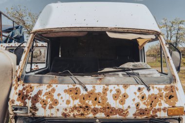 Eski bir otobüsün kabini topçu ateşiyle hasar gördü. Ukrayna 'da savaş. Rus işgali Ukrayna 'da. Sivil halkın terörü. Savaş Suçları