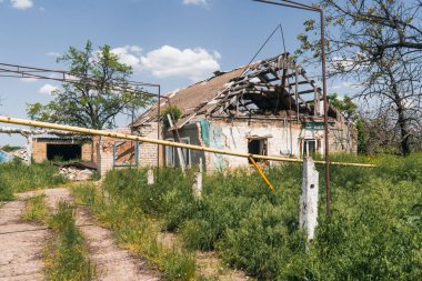 Kırsal kesimde. Evin önündeki bahçe bombardımanla yerle bir oldu. Ukrayna 'da savaş. Rus işgali Ukrayna 'da. Sivil halkın terörü. Savaş Suçları