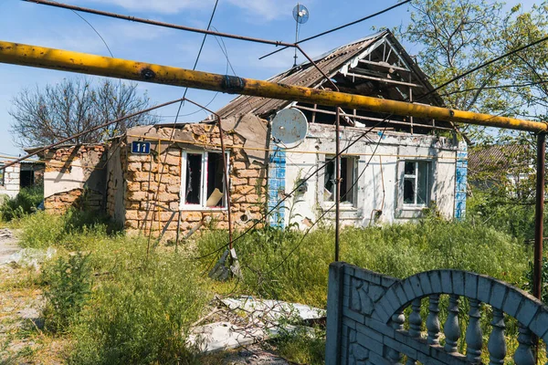Venkov Dům Zničen Střelbou Válka Ukrajině Ruská Invaze Ukrajinu Teror — Stock fotografie