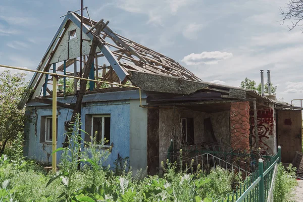 Venkov Dům Zničen Střelbou Válka Ukrajině Ruská Invaze Ukrajinu Teror — Stock fotografie