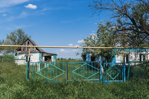 Venkov Plot Domu Zničeného Dělostřeleckým Nábojem Válka Ukrajině Ruská Invaze — Stock fotografie