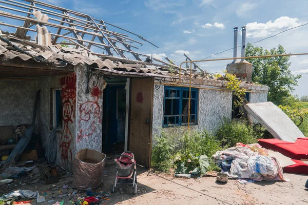 乡村边 房屋被炮弹摧毁 乌克兰战争 俄罗斯入侵乌克兰 对平民人口的恐怖 战争罪 — 图库照片