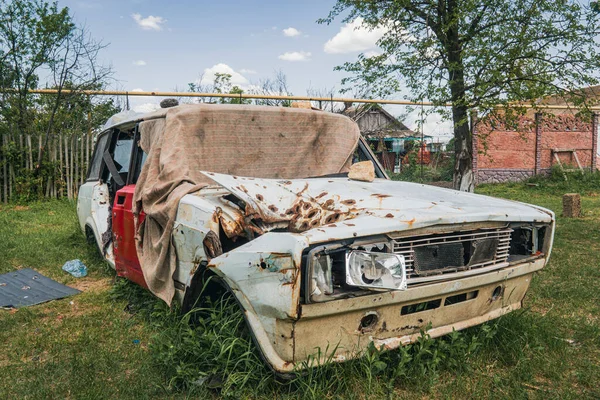 Egy Autó Vidéken Amit Megrongált Tüzérségi Tűz Háború Ukrajnában Orosz — Stock Fotó