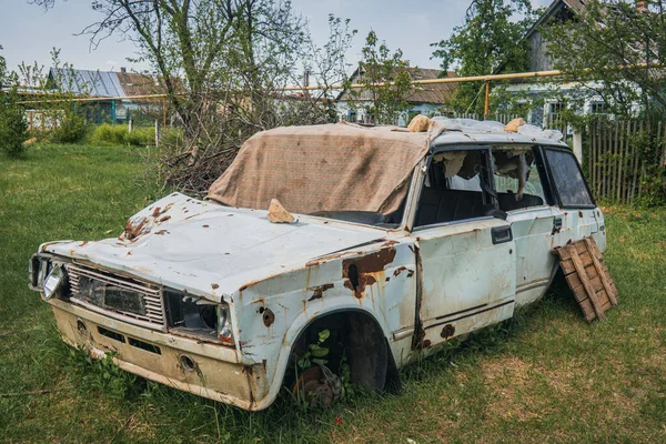 Автомобіль Сільській Місцевості Пошкоджений Артилерійським Вогнем Війна Україні Російське Вторгнення — стокове фото