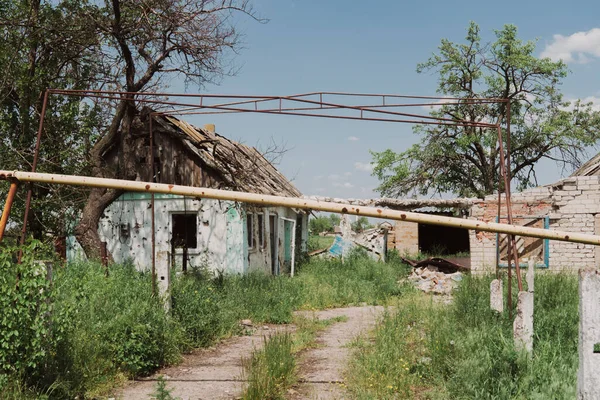 Сельской Местности Двор Перед Домом Разрушен Обстрелами Война Украине Русское — стоковое фото