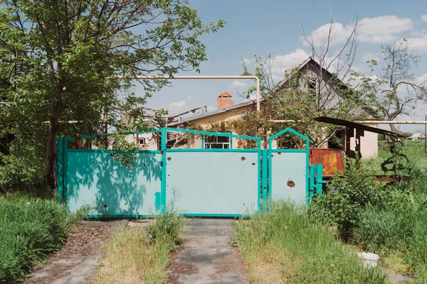 Сельской Местности Забор Дома Разрушенного Артиллерийским Обстрелом Война Украине Русское — стоковое фото