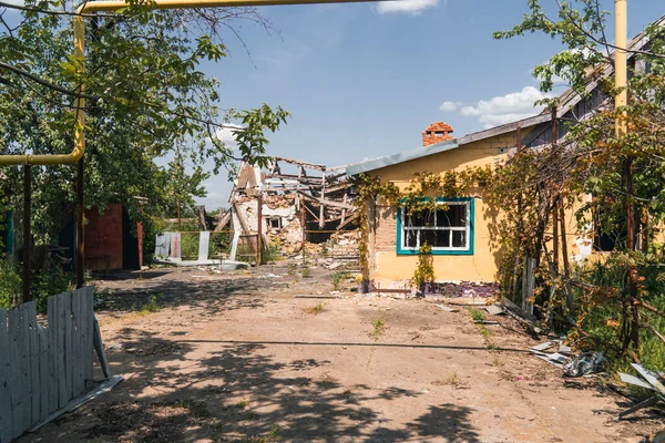 Сельской Местности Двор Перед Домом Разрушен Обстрелами Война Украине Русское — стоковое фото