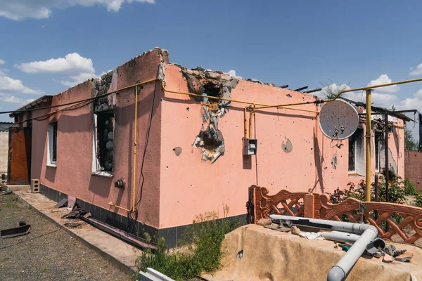 Kırsal kesimde. Ev bombardımanla yıkıldı. Ukrayna 'da savaş. Rus işgali Ukrayna 'da. Sivil halkın terörü. Savaş Suçları
