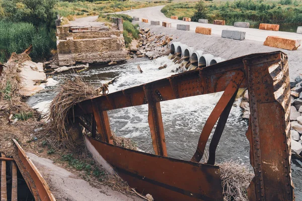 Мост Реке Разрушенный Потоком Воды Катастрофа Стихийное Бедствие Наводнение Разрушение — стоковое фото