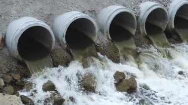 Su taşkınından dolayı baraja su dökülmesi. Su seviyesi yükseliyor. Felaket! Sabit kamera. Video su akışının sesini içeriyor