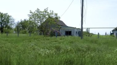 Kırsal kesimde. Bombardımanla yıkılan bir ev. Panorama (kamera soldan sağa hareket eder). Ukrayna 'da savaş. Rus işgali Ukrayna 'da. Sivil halkın terörü. Savaş Suçları