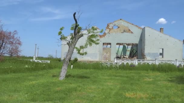 Kırsal Kesimde Bombardımanla Yıkılan Bir Panorama Kamera Soldan Sağa Hareket — Stok video