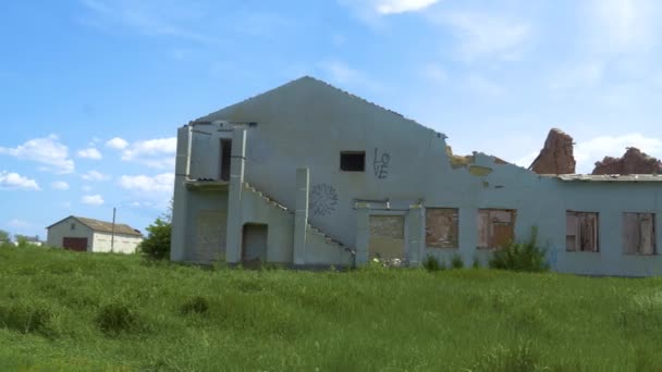 Wieś Dom Zniszczony Przez Ostrzał Panorama Kamera Porusza Się Lewej — Wideo stockowe