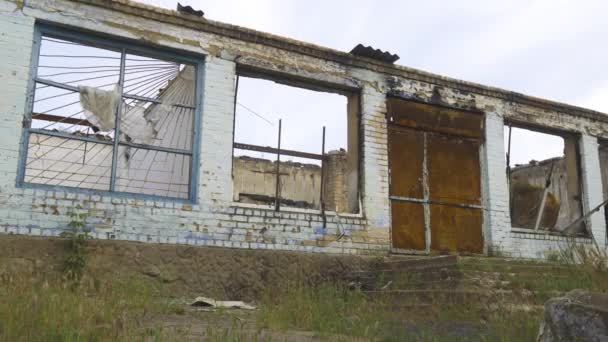 Kırsal Kesimde Bombardımanla Yıkıldı Kamera Sağdan Sola Hareket Ediyor Ukrayna — Stok video