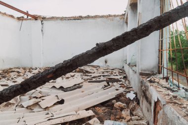 Evin içini bombardıman ile yok edilmiş olarak görün. Ukrayna 'da savaş. Rus işgali Ukrayna 'da. Altyapı tahribatı. Sivil halkın terörü. Savaş Suçları