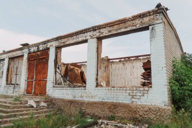 Kırsal kesimde. Bombardımanla yıkılan bir ev. Ukrayna 'da savaş. Rus işgali Ukrayna 'da. Altyapı tahribatı. Sivil halkın terörü. Savaş Suçları