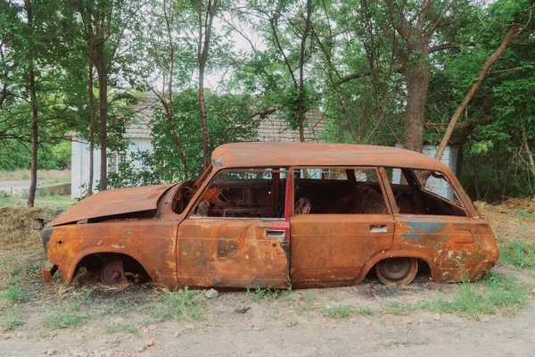 Vidéken Szélén Van Egy Lerobbant Kiégett Civil Autó Háború Ukrajnában — Stock Fotó