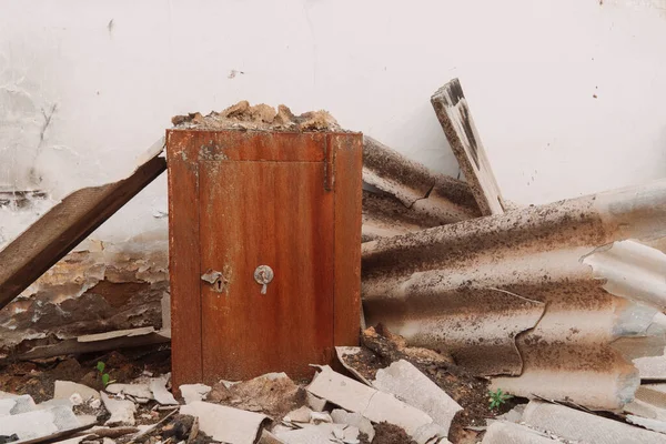 Bombardımanla yıkılan bir evin içinde yanmış bir kasa. Ukrayna 'da savaş. Rus işgali Ukrayna 'da. Altyapı tahribatı. Sivil halkın terörü. Savaş Suçları