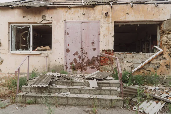 乡村边 被炮弹摧毁的房子乌克兰战争 俄罗斯入侵乌克兰 基础设施被毁 对平民人口的恐怖 战争罪 — 图库照片