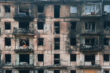 Konut binası roket saldırısıyla yok edildi. Ukrayna 'da savaş. Sivil halkın terörü