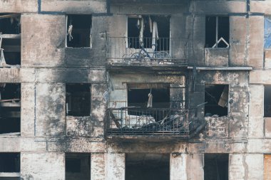 Konut binası roket saldırısıyla yok edildi. Ukrayna 'da savaş. Sivil halkın terörü