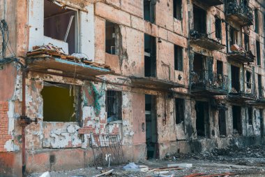 Konut binası roket saldırısıyla yok edildi. Ukrayna 'da savaş. Sivil halkın terörü