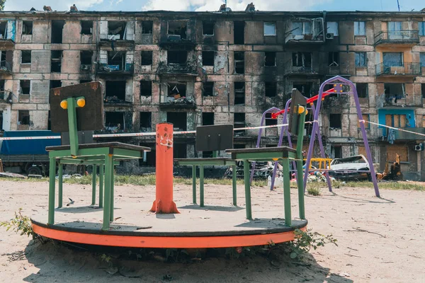 Roket ateşiyle yıkılan bir yerleşim yerinin yanındaki boş bir çocuk parkı. Ukrayna 'da savaş. Sivil halkın terörü