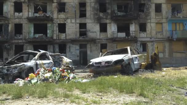 ロケット火災で破壊された住宅のパノラマ カメラは左から右へ移動します ウクライナでの戦争 戦争犯罪 — ストック動画